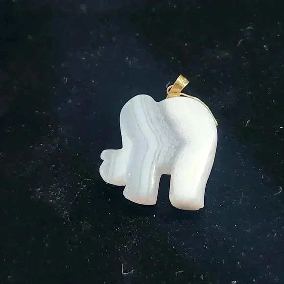 Banded agate card elephant pendant with 14 karat gold applique and Ruby eye - Picture 2 of 2